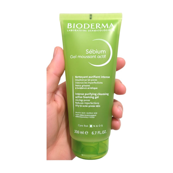 Bioderma Sébium Active Foaming Gel 200 ml held in hand
