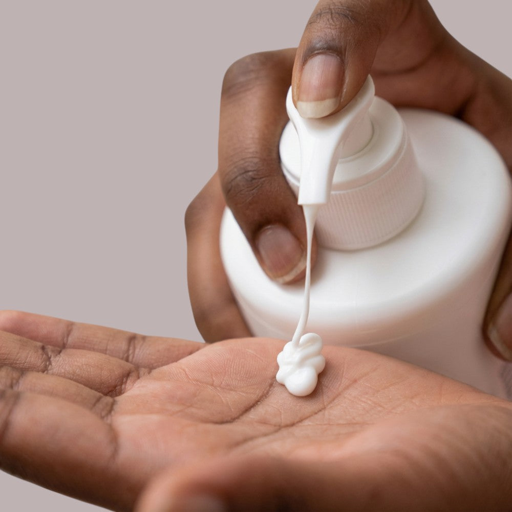 Topicrem MELA Unifying Ultra-Moisturizing Milk SPF 15 500ml – In Hand